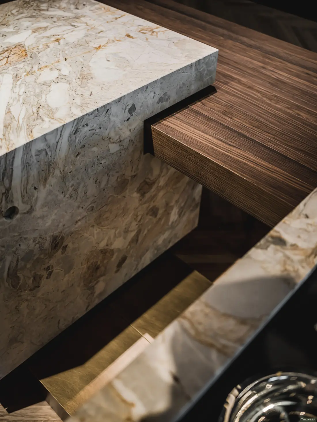 Natuursteen van Equinox dat overgaat in een blad van donker hout